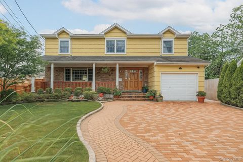 Photo of 14 Olive Court, Rockville Centre, NY 11570 (MLS # 907312)