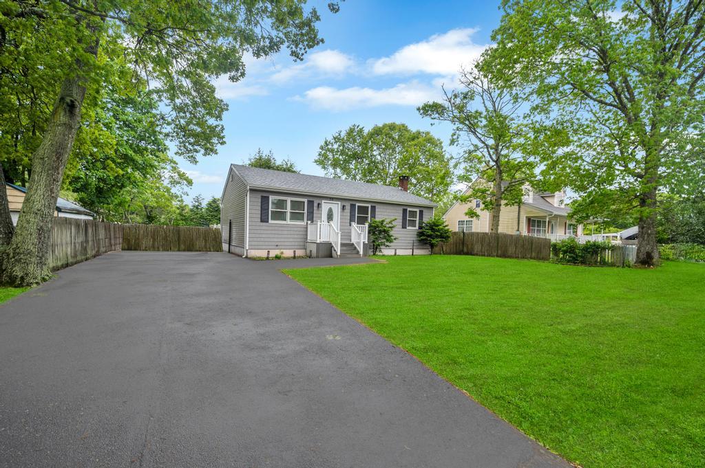 36 Flintlock Drive, Shirley, New York image 3