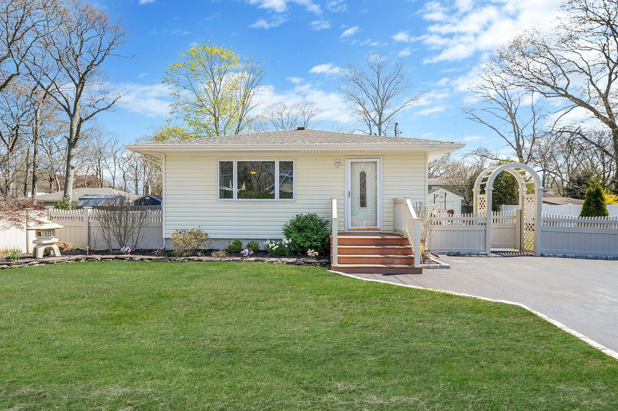 89 Alder Drive, Mastic Beach, New York image 1