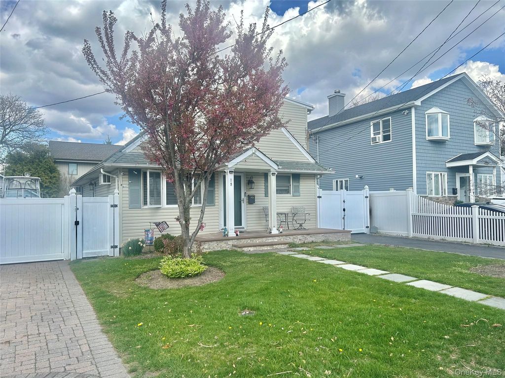 Photo of 19 Tameling Avenue, Babylon, NY 11702 (MLS # 986688)