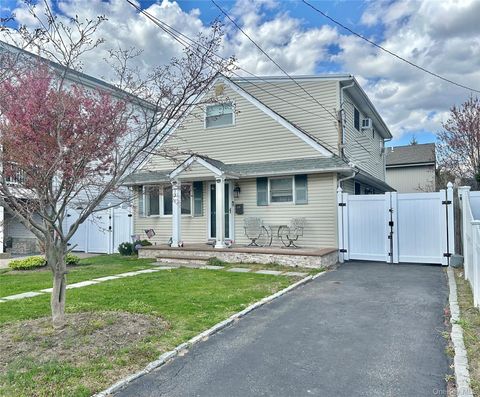 Photo of 19 Tameling Avenue, Babylon, NY 11702 (MLS # 986688)