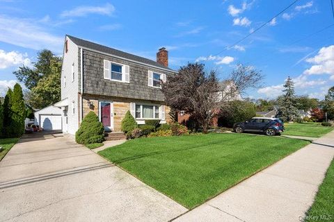 Photo of 71 Dogwood Avenue, Malverne, NY 11565 (MLS # 918923)