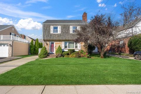 Photo of 71 Dogwood Avenue, Malverne, NY 11565 (MLS # 918923)