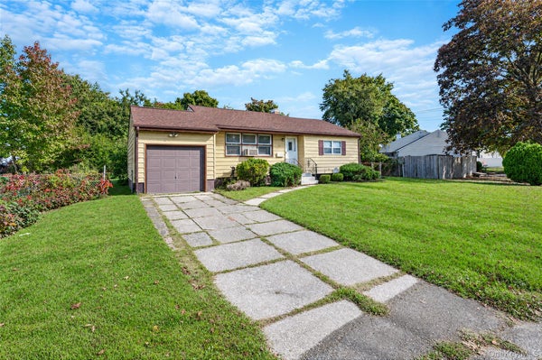 29 WALTON ST, BRENTWOOD, NY 11717 - Image b6041f20a8d3a87522c366cdd0923aff/1250968527
