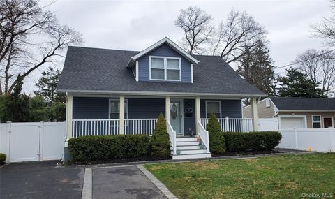 Photo of 29 Oak Street, Islip, NY 11751 (MLS # 918159)