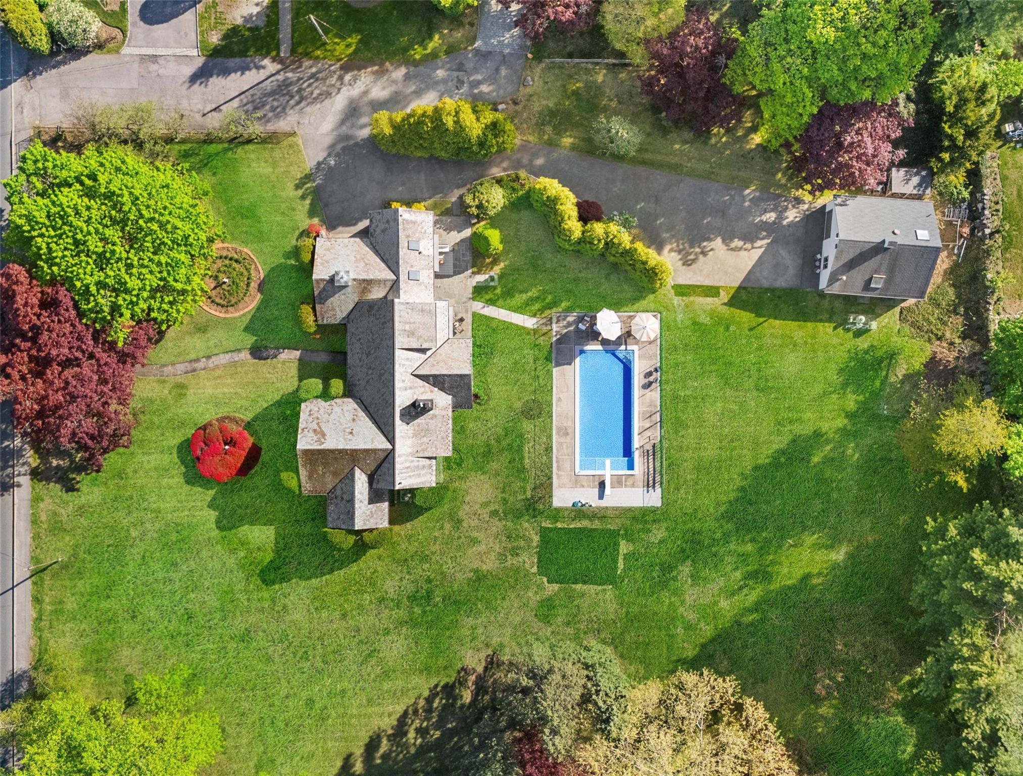 Fort Hill Road, Scarsdale, New York - 5 Bedrooms  
5 Bathrooms  
10 Rooms - 