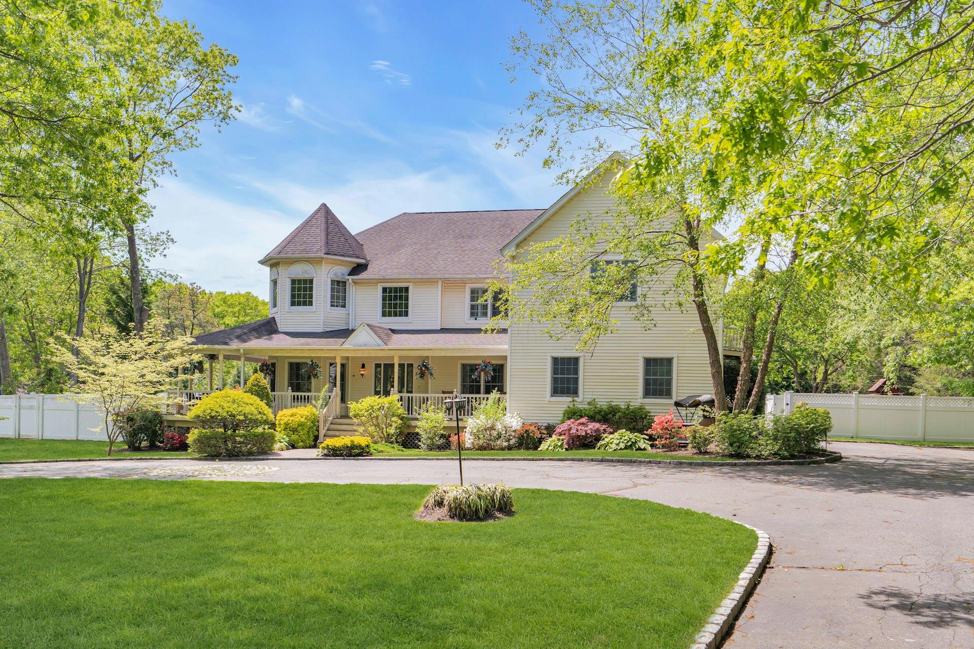 255 Seneca Avenue, Dix Hills, New York image 2