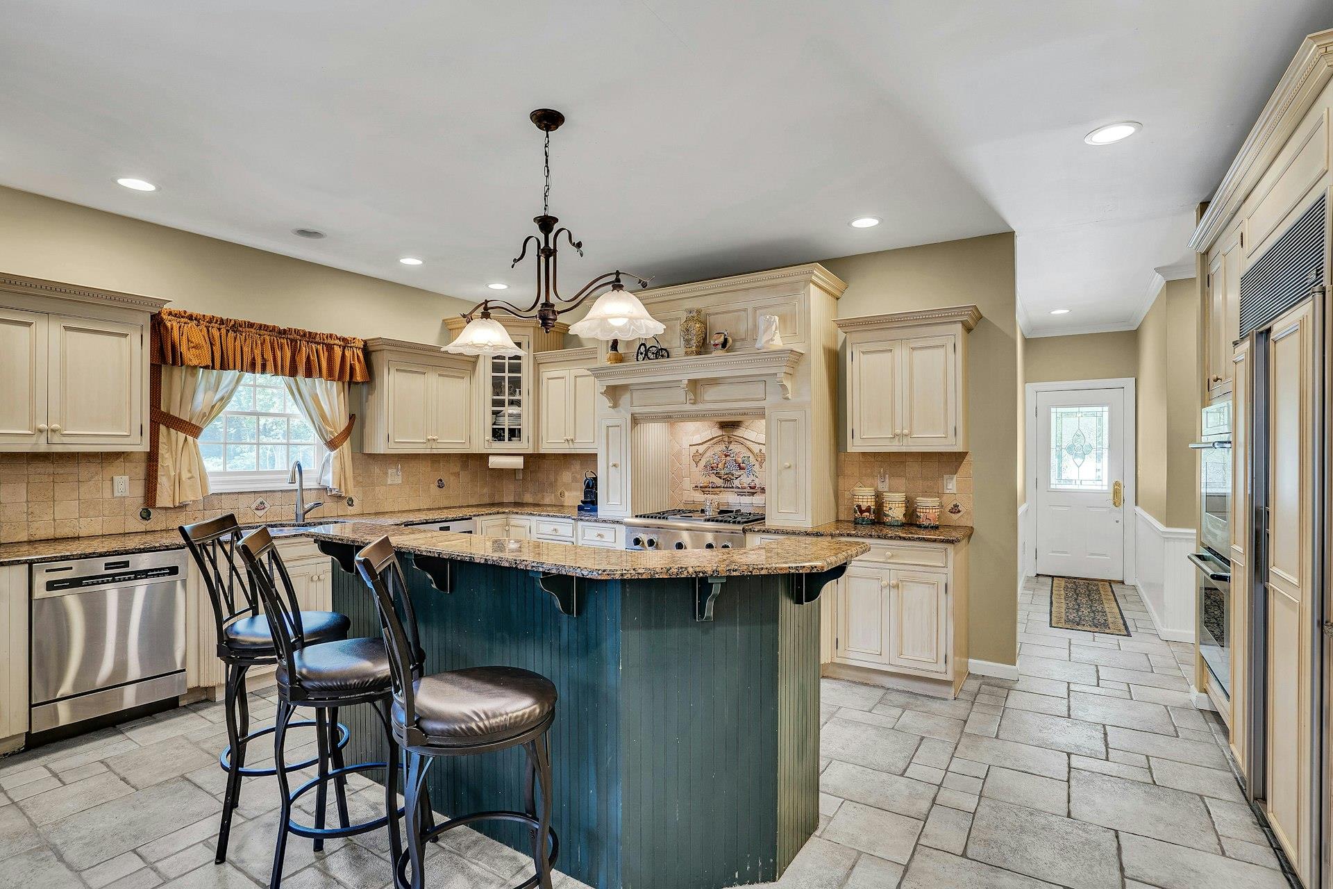 255 Seneca Avenue, Dix Hills, New York image 17