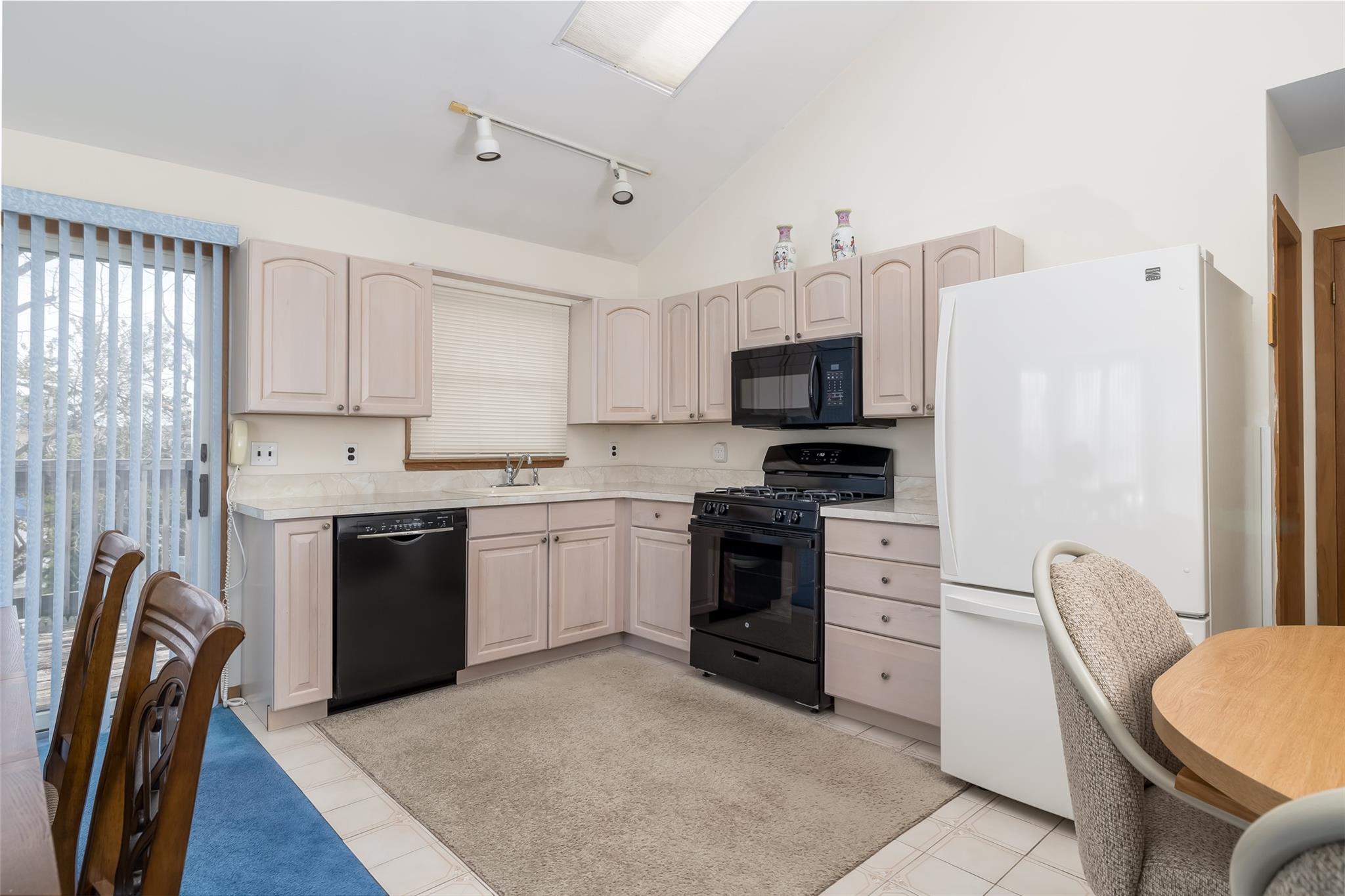 334 S Granada Parkway, Lindenhurst, New York image 9