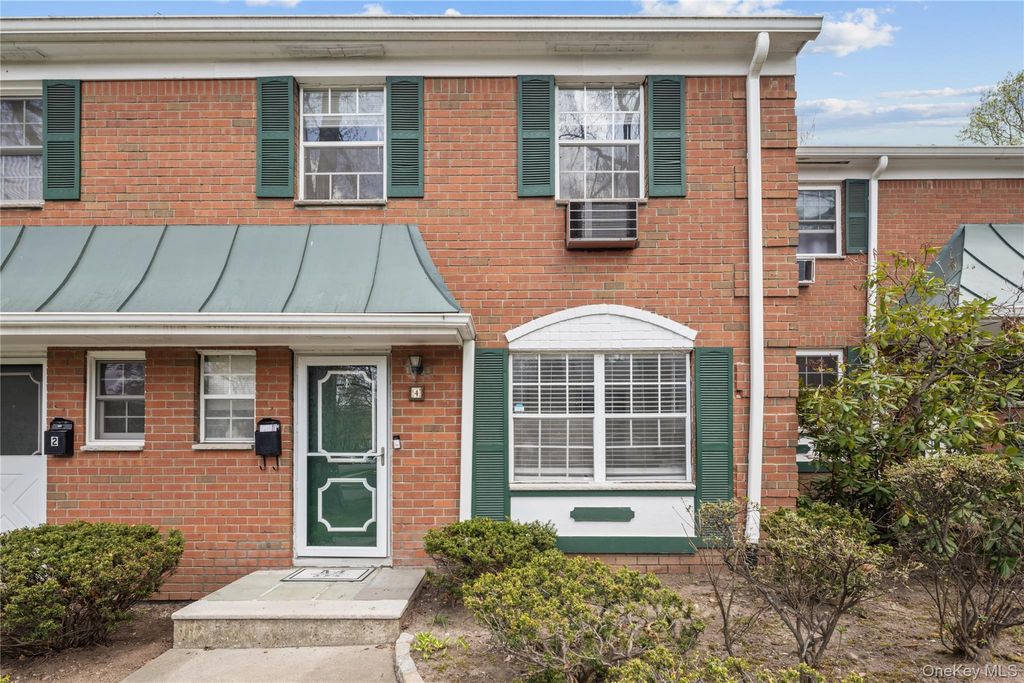 Photo of 4 Salem Court, Suffern, NY 10901 (MLS # 984939)