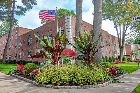 2 Edwards Street 3 B Roslyn Heights NY 11577