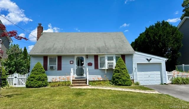 Photo of 18 Plymouth Road, Massapequa, NY 11758 (MLS # 1018854)