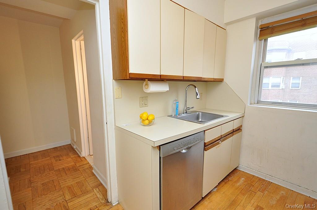 Scarsdale, New York 10583, United States, 1 Bedroom Bedrooms, ,1 BathroomBathrooms,Residential,Active,239614