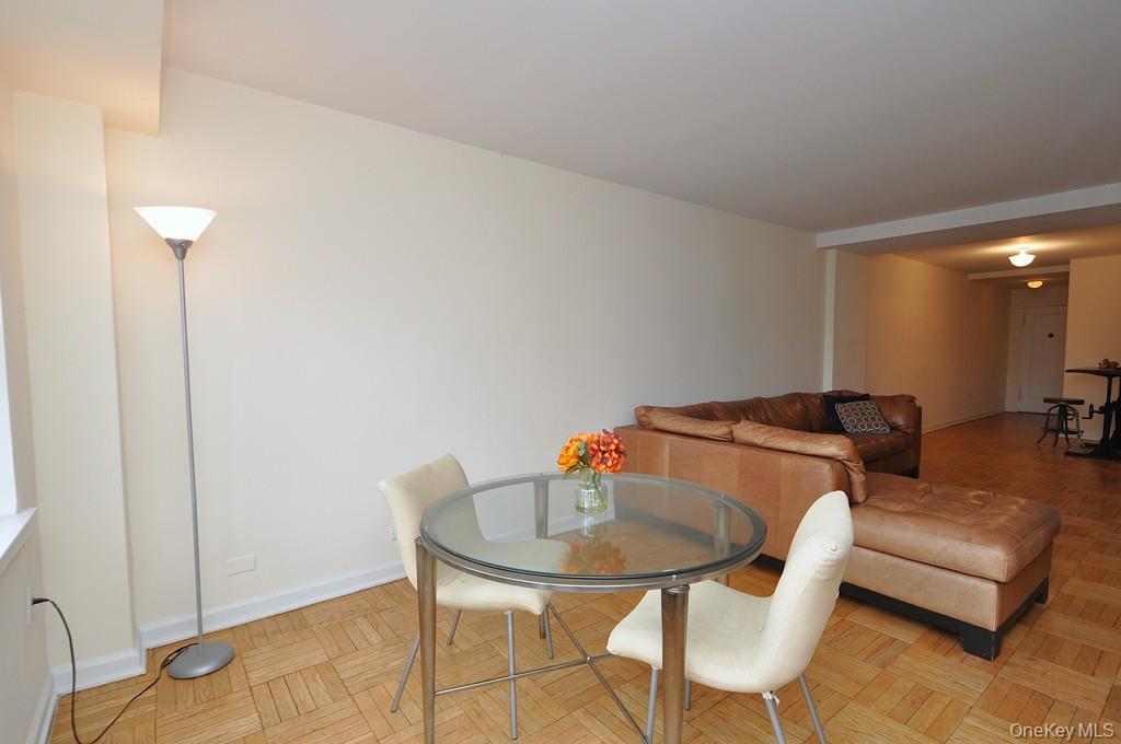 Scarsdale, New York 10583, United States, 1 Bedroom Bedrooms, ,1 BathroomBathrooms,Residential,Active,239614