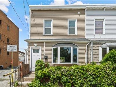 Jay Avenue, Maspeth, Queens, NY - 3 Bedrooms  
3 Bathrooms  
7 Rooms - 