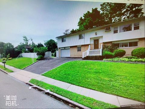 Photo of 2 Norwood Lane, Ronkonkoma, NY 11779 (MLS # 968670)