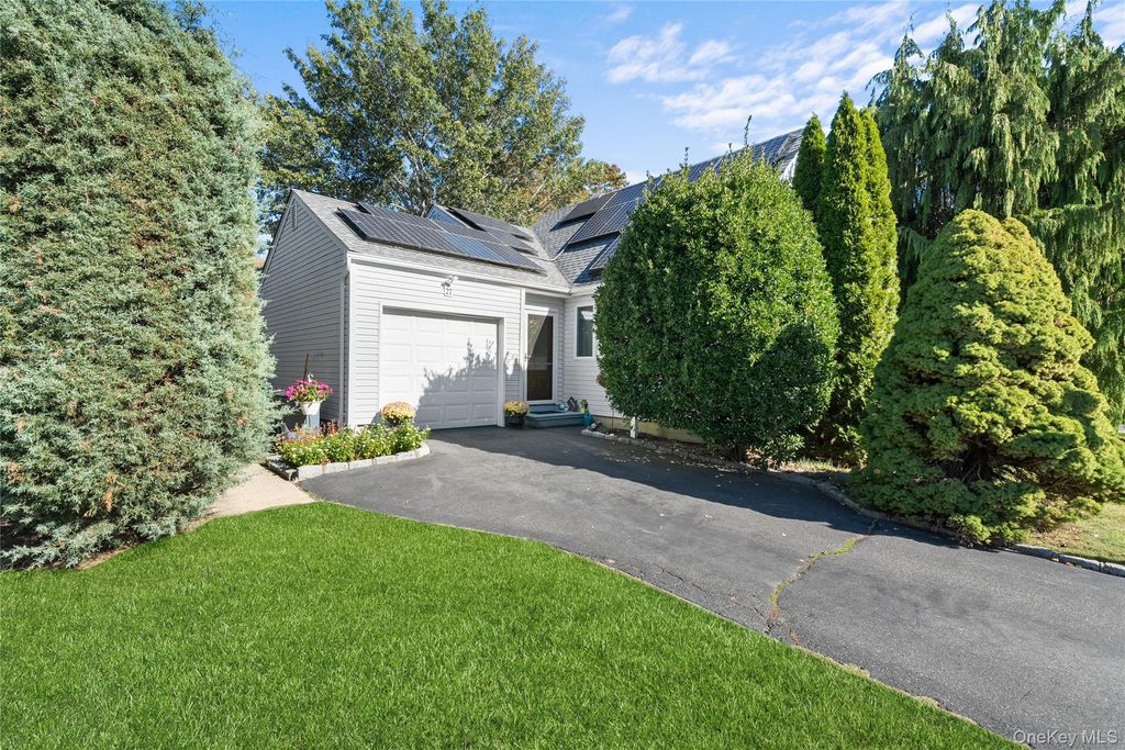 Photo of 27 Gaylore Drive S, Amityville, NY 11701 (MLS # 951654)