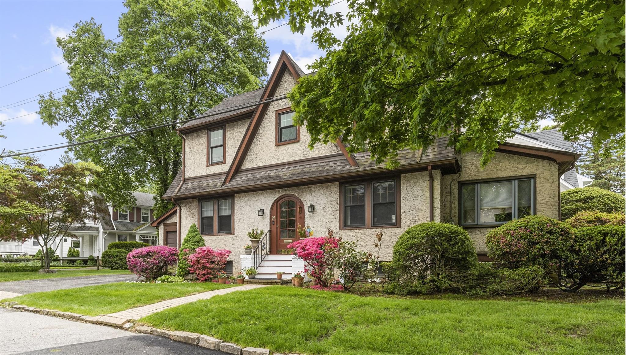 19 Glenorchy Place, New Rochelle, New York image 1