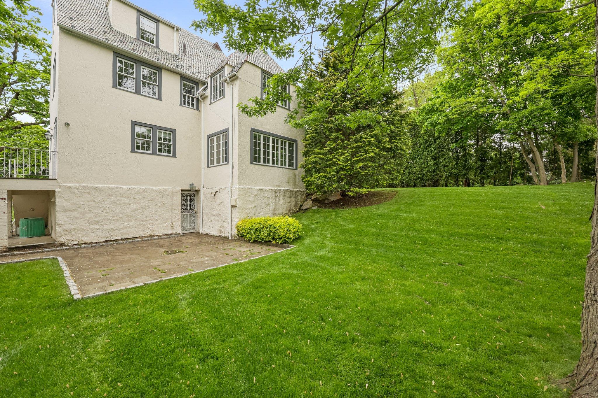 83 White Plains Road, Bronxville, New York image 24