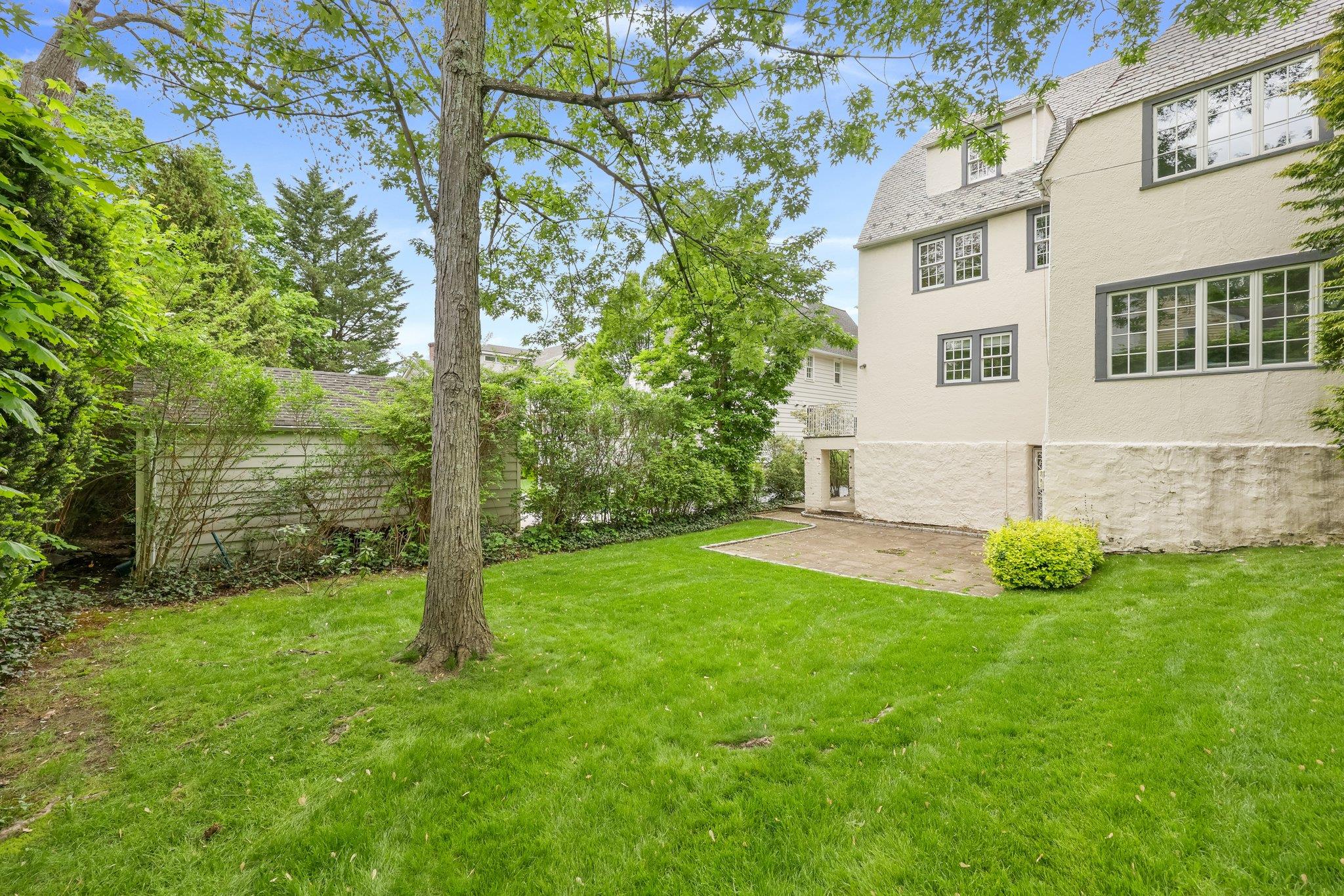 83 White Plains Road, Bronxville, New York image 23