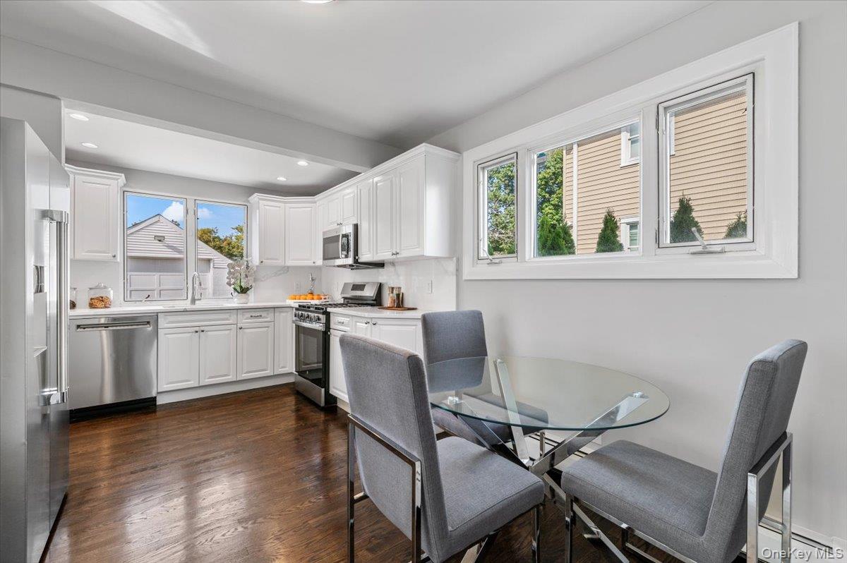 Port Washington, New York 11050, United States, 3 Bedrooms Bedrooms, ,1 BathroomBathrooms,Residential,Active,160815