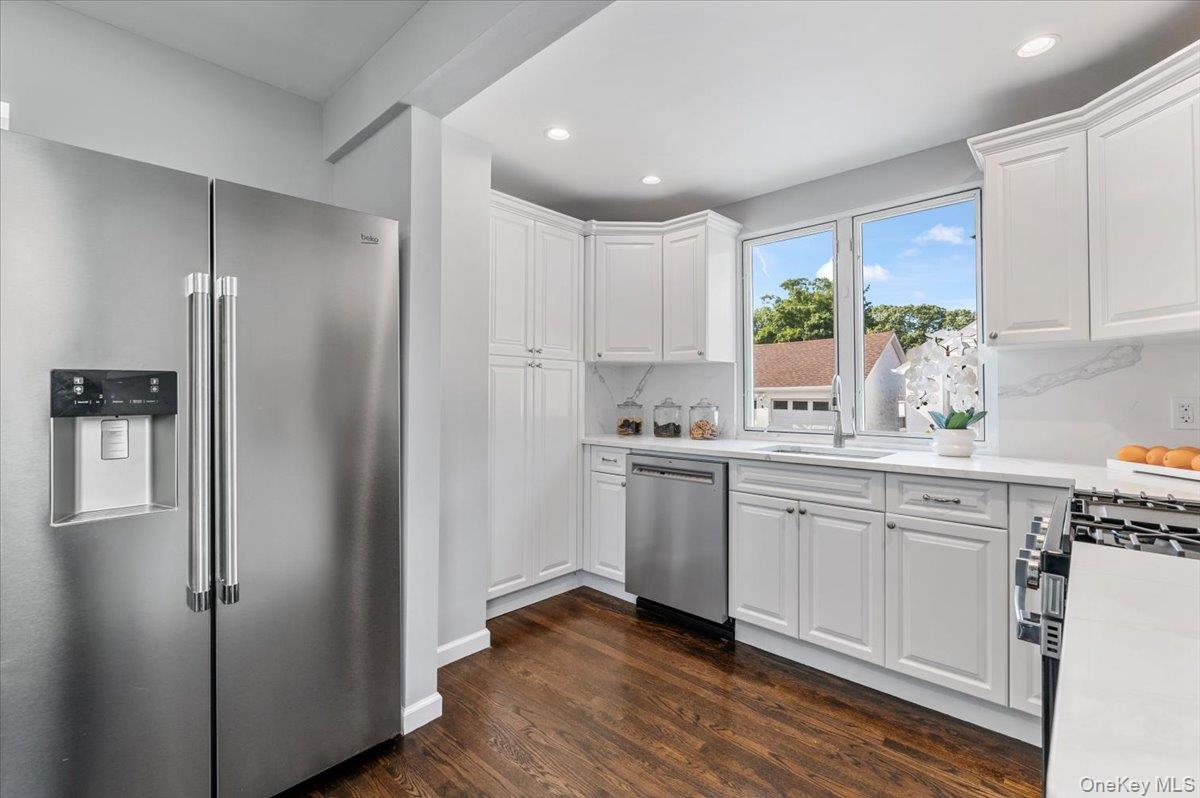 Port Washington, New York 11050, United States, 3 Bedrooms Bedrooms, ,1 BathroomBathrooms,Residential,Active,160815