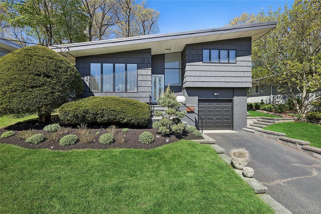Photo of 148 Cow Neck Road, Port Washington, NY 11050 (MLS # 994838)