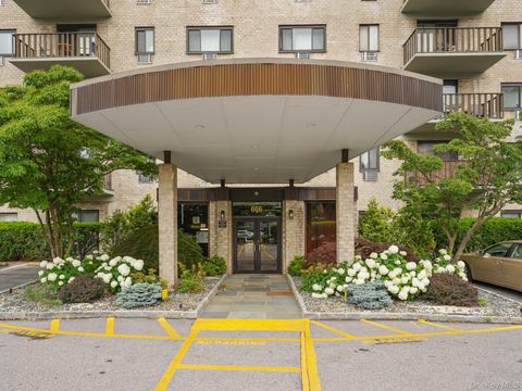 Homes For Sale - 666 Pelham Road #3N<br/> Westchester County, New Rochelle, NY 10805