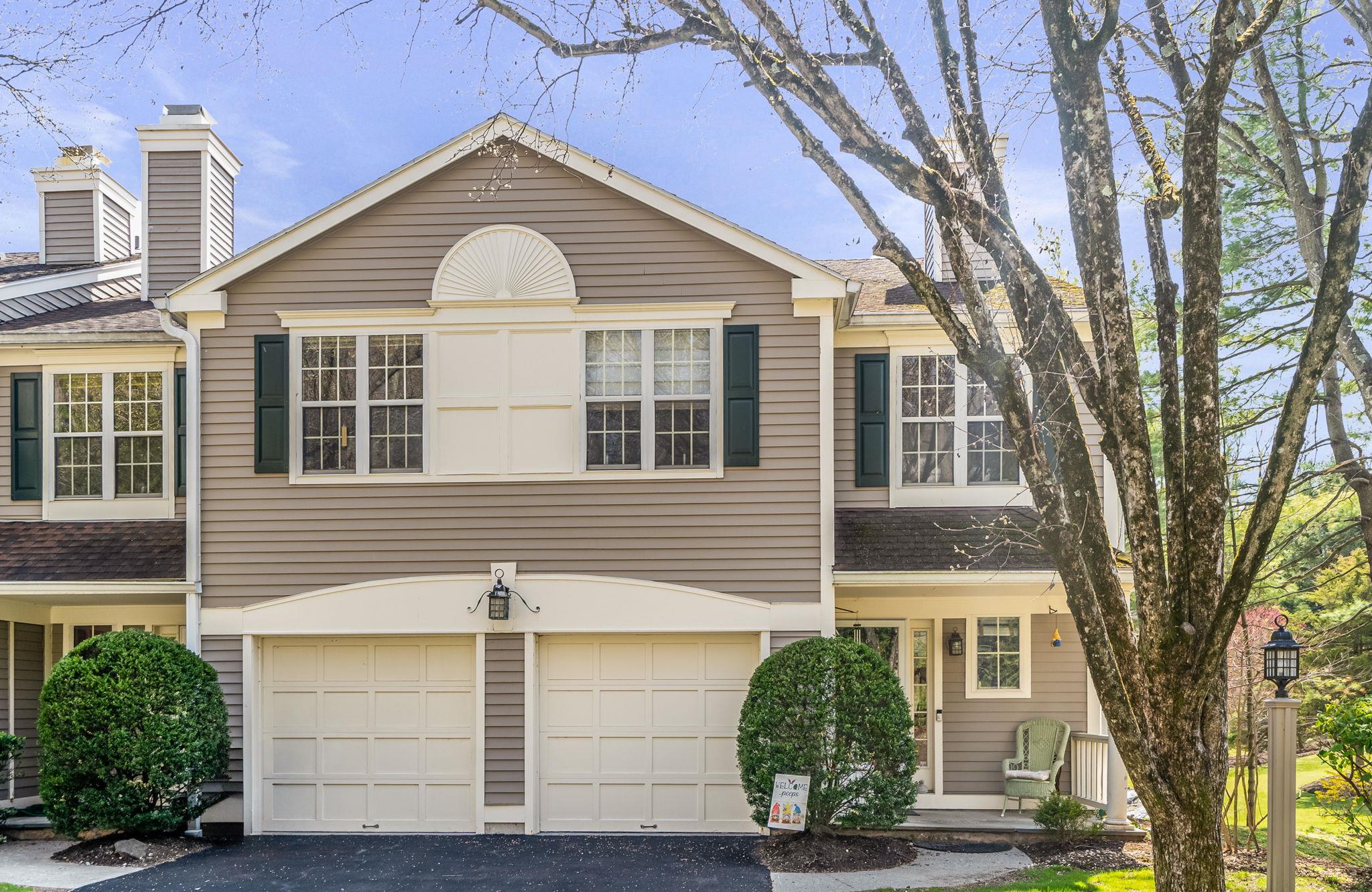 Pondside Drive, White Plains, New York - 3 Bedrooms  
3 Bathrooms  
6 Rooms - 