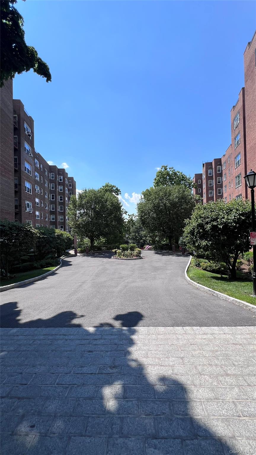Photo of 290 Collins Avenue #8E, Fleetwood, NY 10552 (MLS # 1018577)