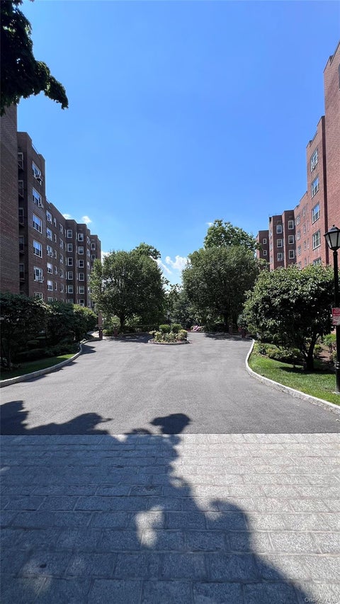 Homes For Sale - 290 Collins Avenue #8E<br/> Westchester County, Fleetwood, NY 10552