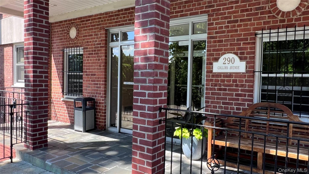 Photo of 290 Collins Avenue #8E, Fleetwood, NY 10552 (MLS # 1018577)