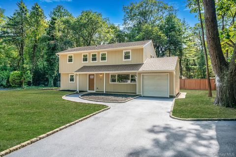 Photo of 12 Andover Place, Huntington, NY 11743 (MLS # 916649)