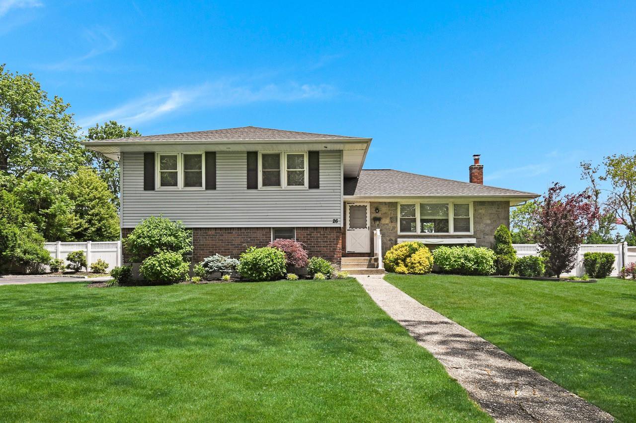 Sarina Drive, Commack, Hamptons, NY - 3 Bedrooms  
3 Bathrooms - 