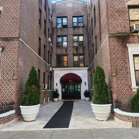 Photo of 590 Parkside Avenue #1BW, Brooklyn, NY 11226 (MLS # 931205)