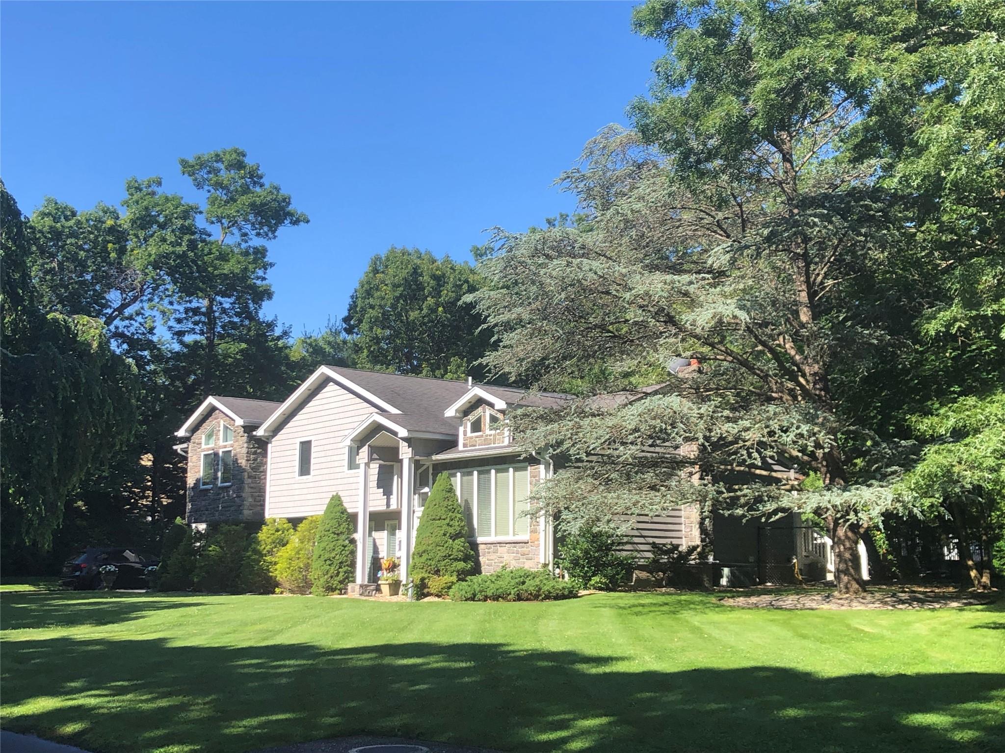 Soundview Drive, Port Jefferson, Hamptons, NY - 4 Bedrooms  
3 Bathrooms - 