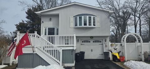 Homes For Sale - 606 Birch Hollow Drive<br/> Shirley, NY 11967