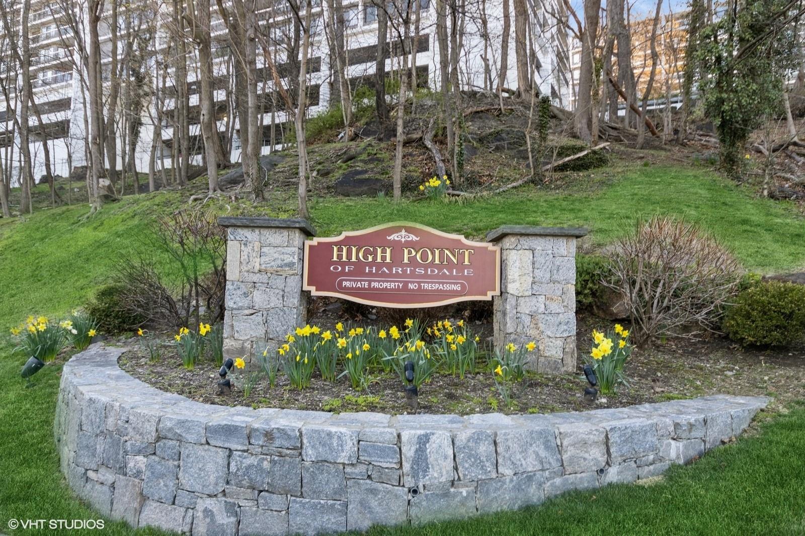 High Point Drive Ph 10, Hartsdale, New York - 2 Bedrooms  
2 Bathrooms  
5 Rooms - 