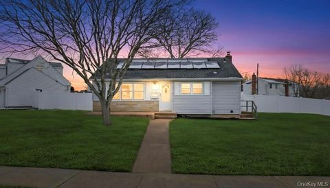 Photo of 41 Winding Road, Hicksville, NY 11801 (MLS # 962128)