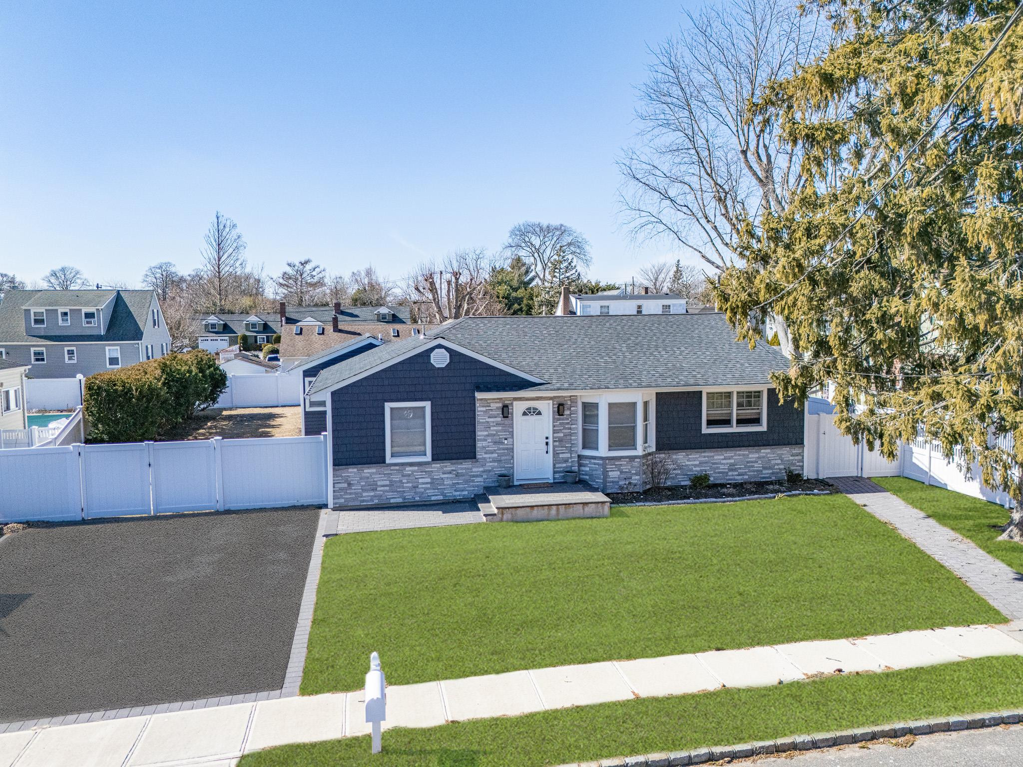 20 E Bay Drive, West Islip, New York image 1