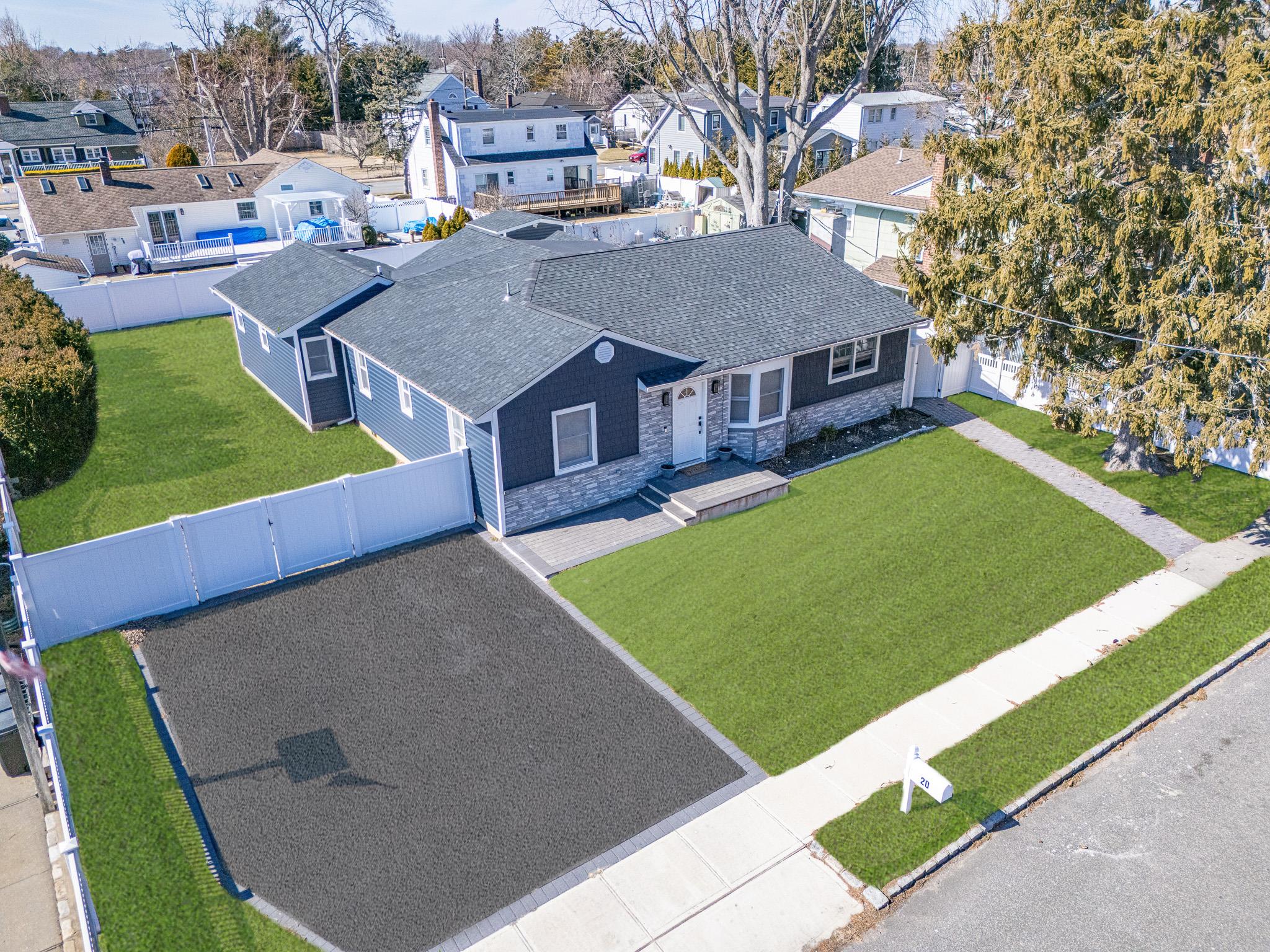 20 E Bay Drive, West Islip, New York image 2