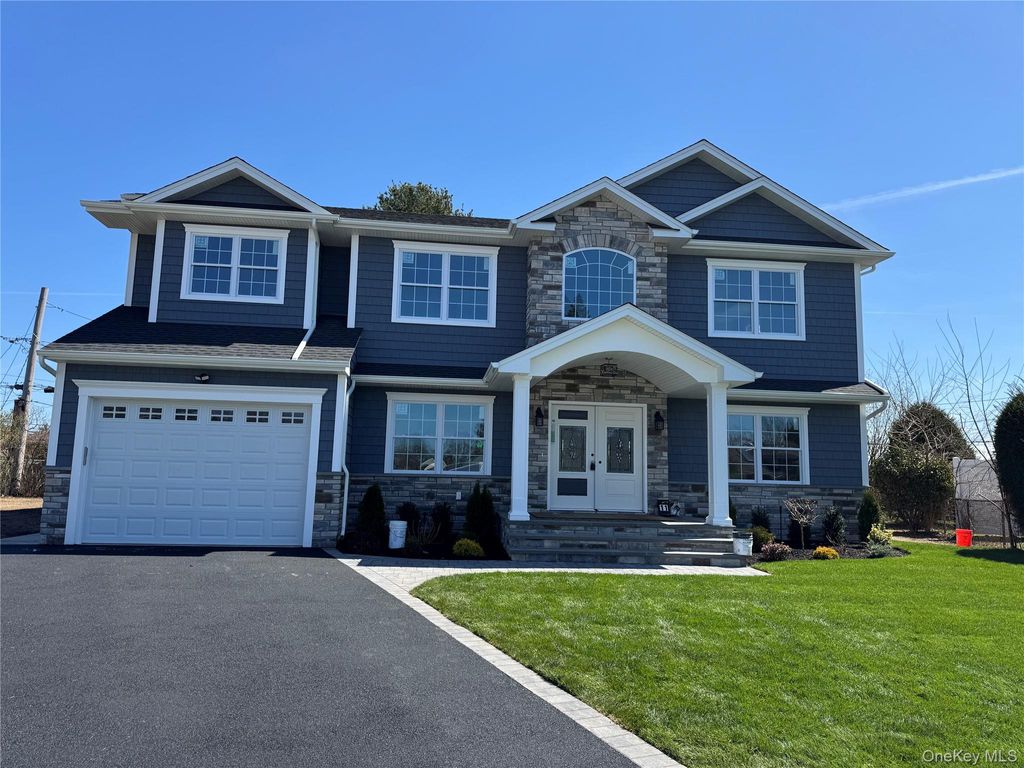 Photo of 11 Evelyn Court, Syosset, NY 11791 (MLS # 982946)