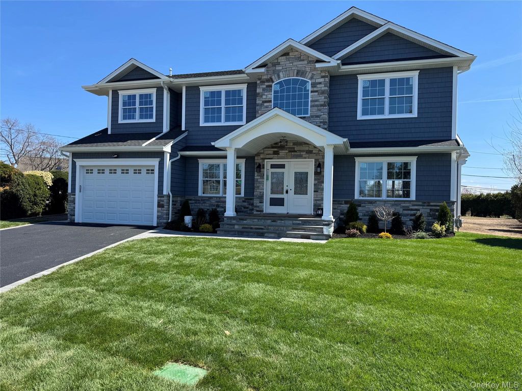 Photo of 11 Evelyn Court, Syosset, NY 11791 (MLS # 982946)