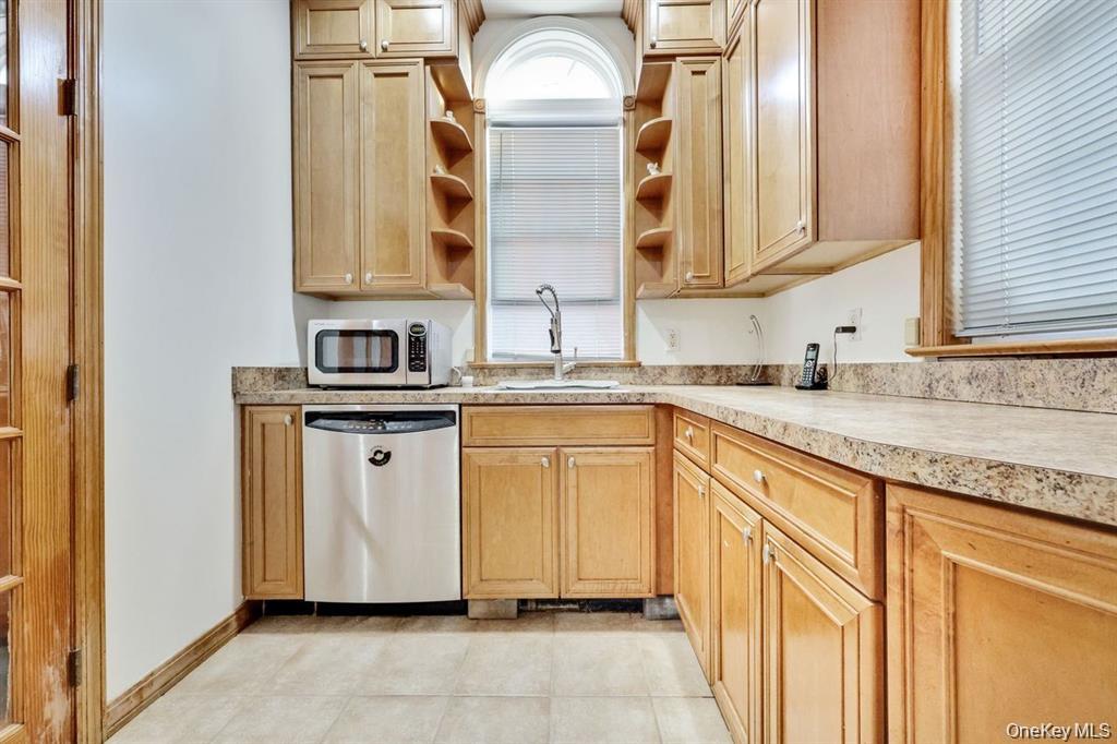 Malverne, New York 11565, United States, 5 Bedrooms Bedrooms, ,3 BathroomsBathrooms,Residential,Active,248966