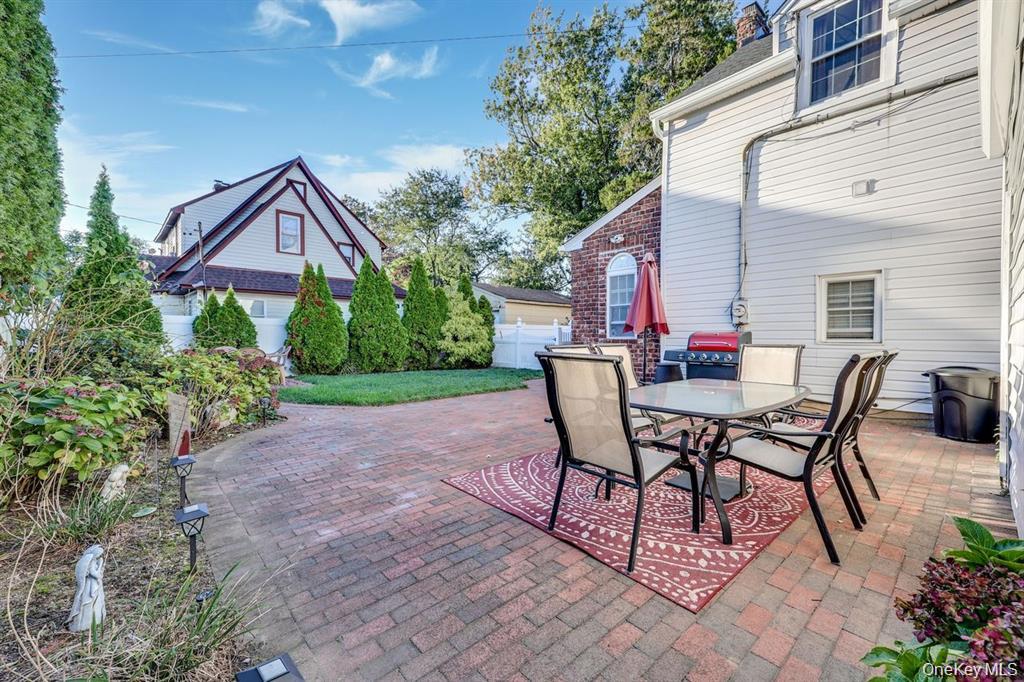 Malverne, New York 11565, United States, 5 Bedrooms Bedrooms, ,3 BathroomsBathrooms,Residential,Active,248966