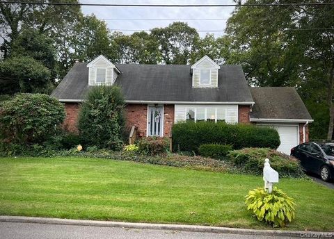 Photo of 72 Seminole Street, Selden, NY 11784 (MLS # 928932)