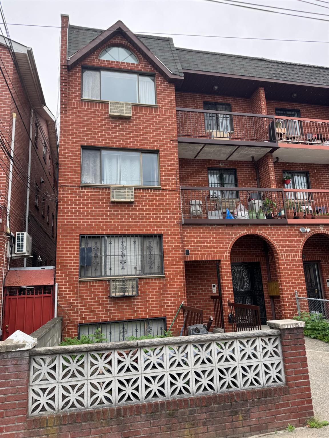 Rental Property at 84th Street 3, Elmhurst, Queens, NY - Bedrooms: 3 
Bathrooms: 2 
Rooms: 5  - $3,450 MO.