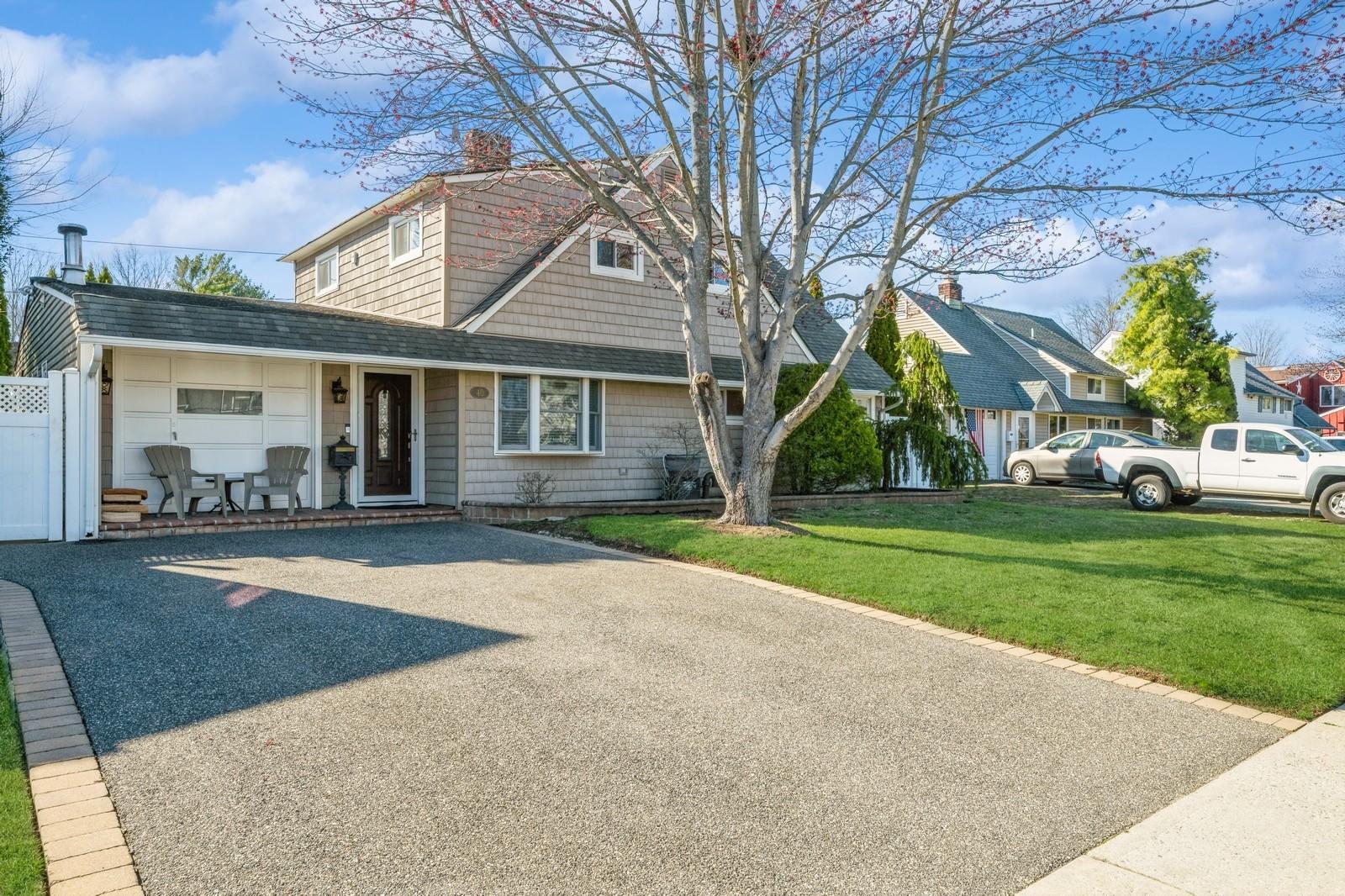 40 Mist Lane, Westbury, New York image 1