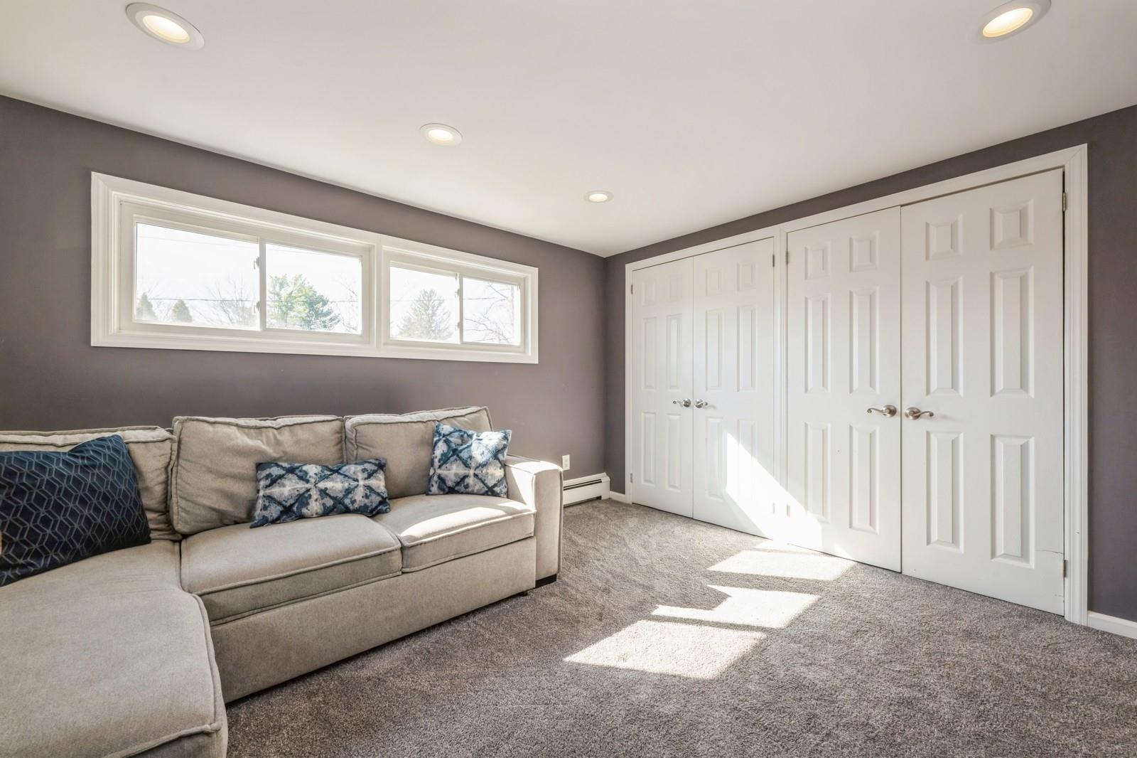 40 Mist Lane, Westbury, New York image 18