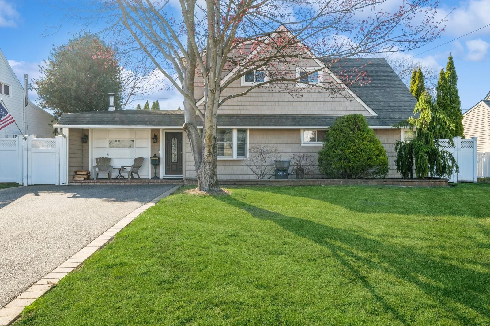 40 Mist Lane, Westbury, New York image 2